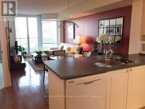 1 Elm Dr W in Mississauga, ON - Building Photo - Building Photo