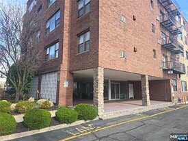 275 Hoym St in Fort Lee, NJ - Building Photo