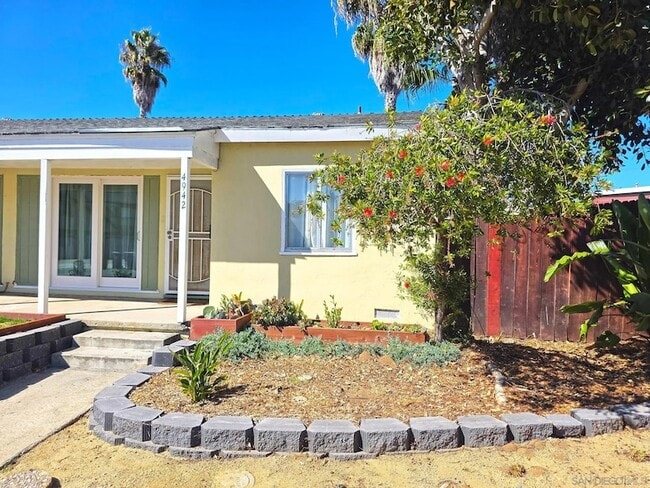 4942 Jumano Ave in San Diego, CA - Foto de edificio - Building Photo
