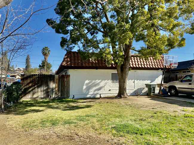 1124 Lincoln St in Bakersfield, CA - Building Photo - Building Photo