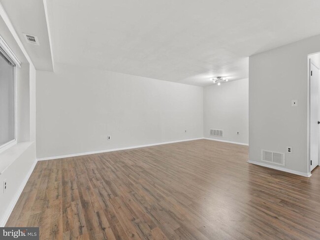 100 Bayberry Ct in Lumberton, NJ - Foto de edificio - Building Photo