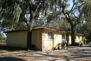 DeSoto Oaks Wooded Apartments