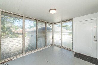 66 Kensington Ave in Clifton, NJ - Foto de edificio - Building Photo