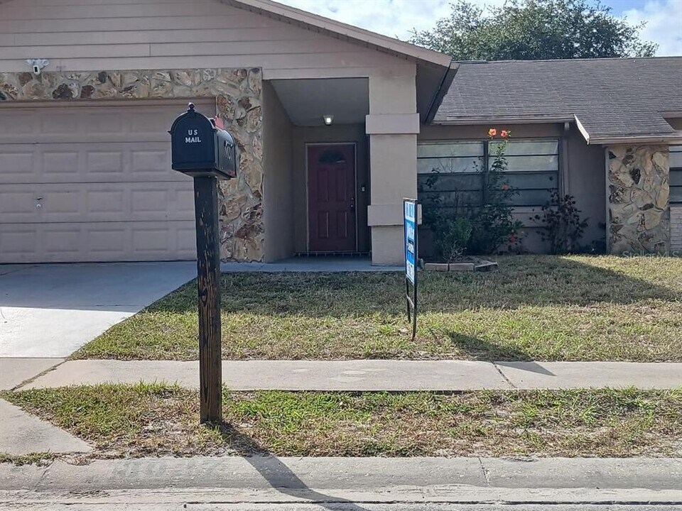 8027 Buttonball Ln in Port Richey, FL - Building Photo