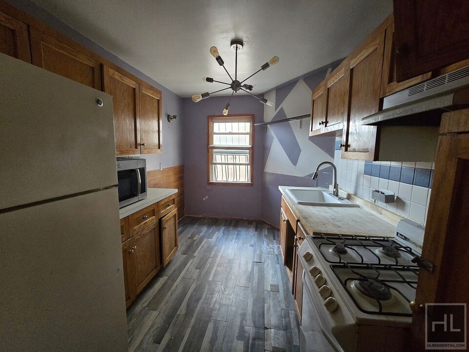 40-10 57th St-Unit -3 in Queens, NY - Building Photo