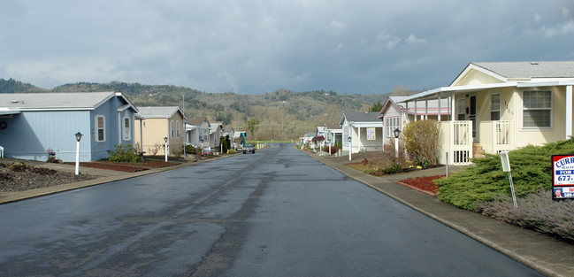 1262 Lookingglass Rd in Roseburg, OR - Building Photo - Building Photo