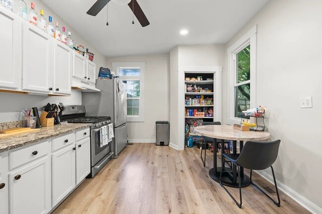 211 E 5th St, Unit 1 in Newport, KY - Foto de edificio - Building Photo