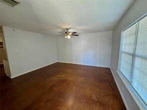 709 San Saba St in Lockhart, TX - Building Photo - Building Photo