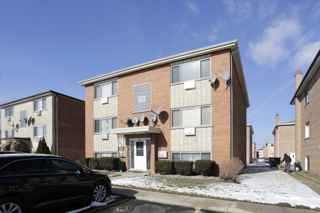 9240 Sally Ln in Schiller Park, IL - Building Photo