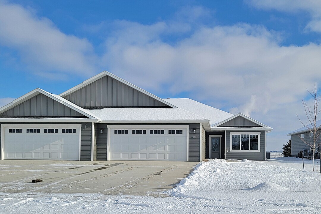410 Hudson Ave in Volga, SD - Foto de edificio