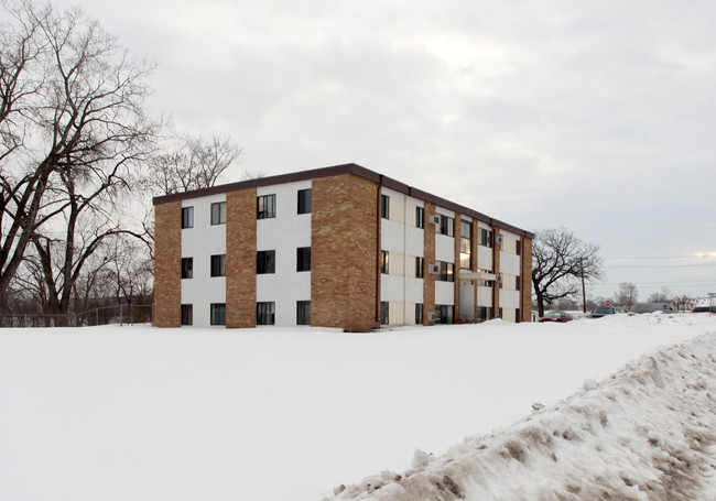 101 Charles St NE in Fridley, MN - Foto de edificio - Building Photo