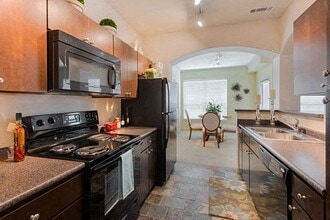 Bell Stoughton in Stoughton, MA - Foto de edificio - Building Photo