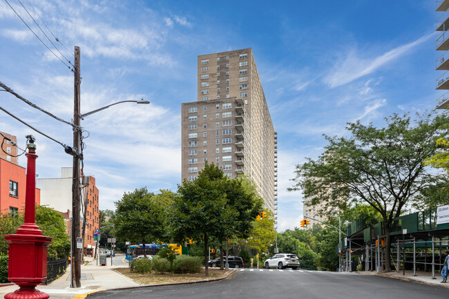 River Point Towers in Bronx, NY - Foto de edificio - Building Photo