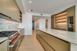 610 Davis St, Unit 4003 in Austin, TX - Foto de edificio - Building Photo