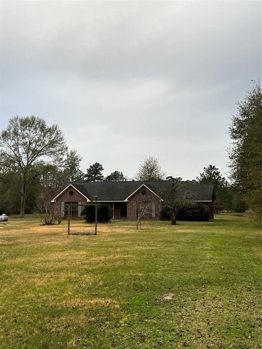 670 County Rd 306 in Cleveland, TX - Building Photo