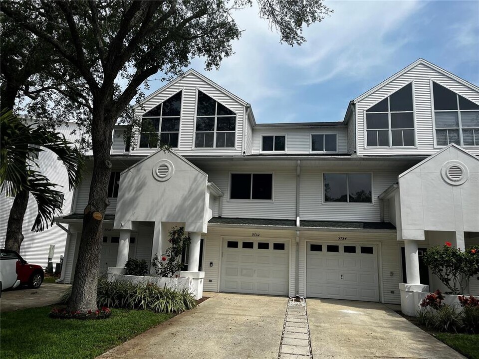 9732 Indian Key Trail in Seminole, FL - Foto de edificio