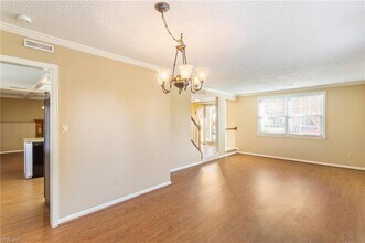 3736 Upland Rd in Virginia Beach, VA - Foto de edificio - Building Photo