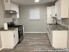 522 W Hollywood Ave in San Antonio, TX - Building Photo - Building Photo