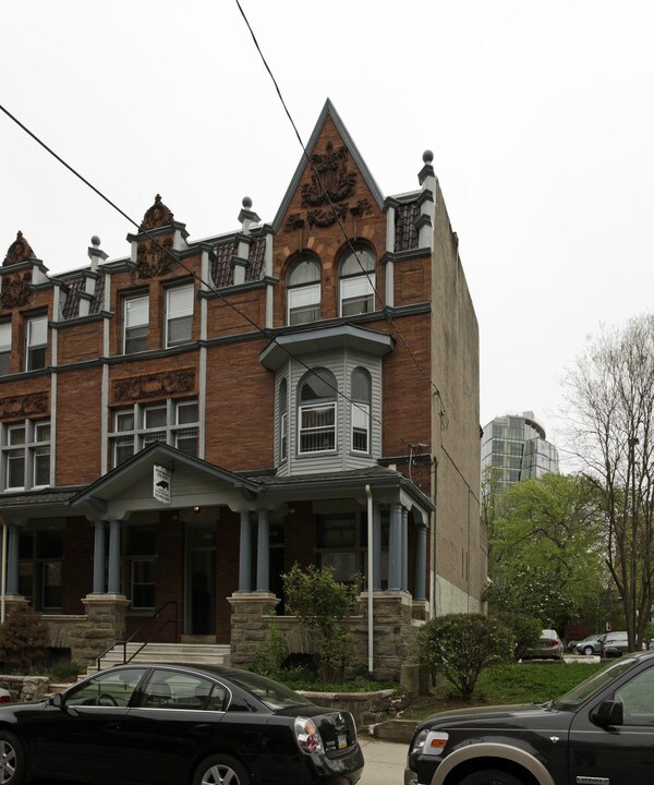 213 N 35th St in Philadelphia, PA - Building Photo