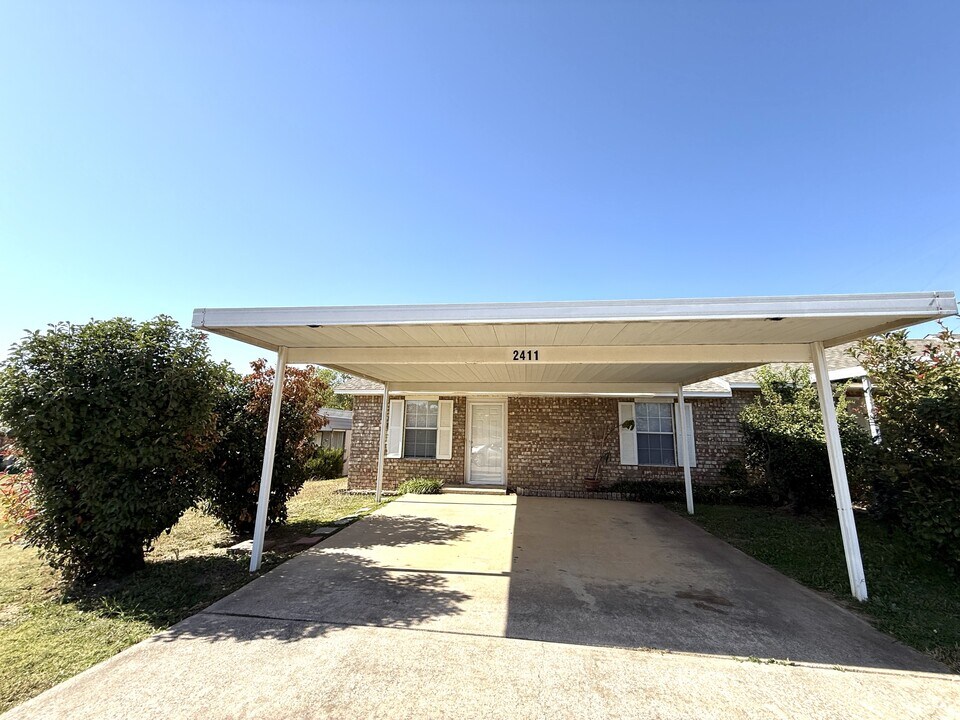 2411 Rustic Dr in Ardmore, OK - Building Photo