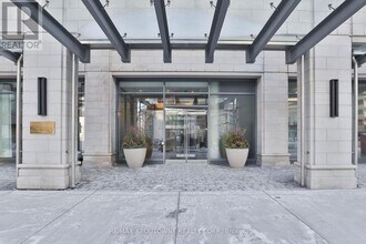 2060 Lakeshore Rd. in Burlington, ON - Building Photo - Building Photo
