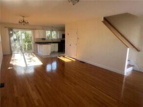 32 Seafare Ln in Portsmouth, RI - Foto de edificio - Building Photo