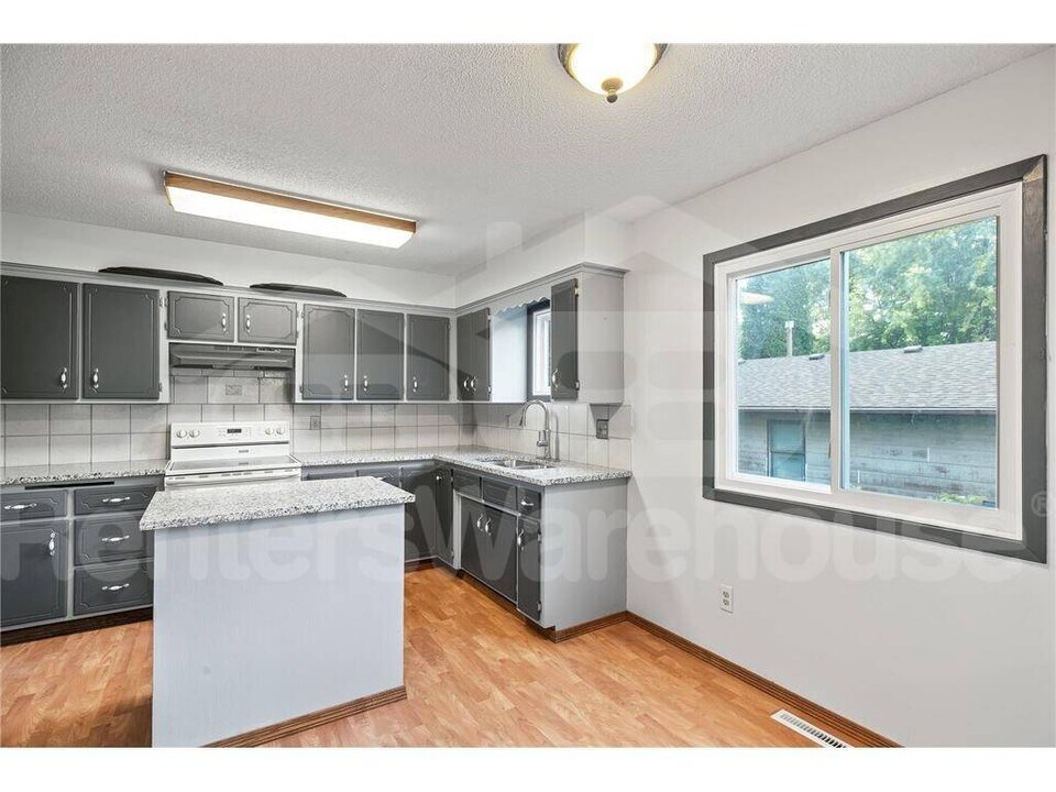 1360 Adams St S in Cambridge, MN - Building Photo
