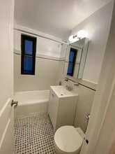 141 E 56th St, Unit 9E in New York, NY - Building Photo - Building Photo