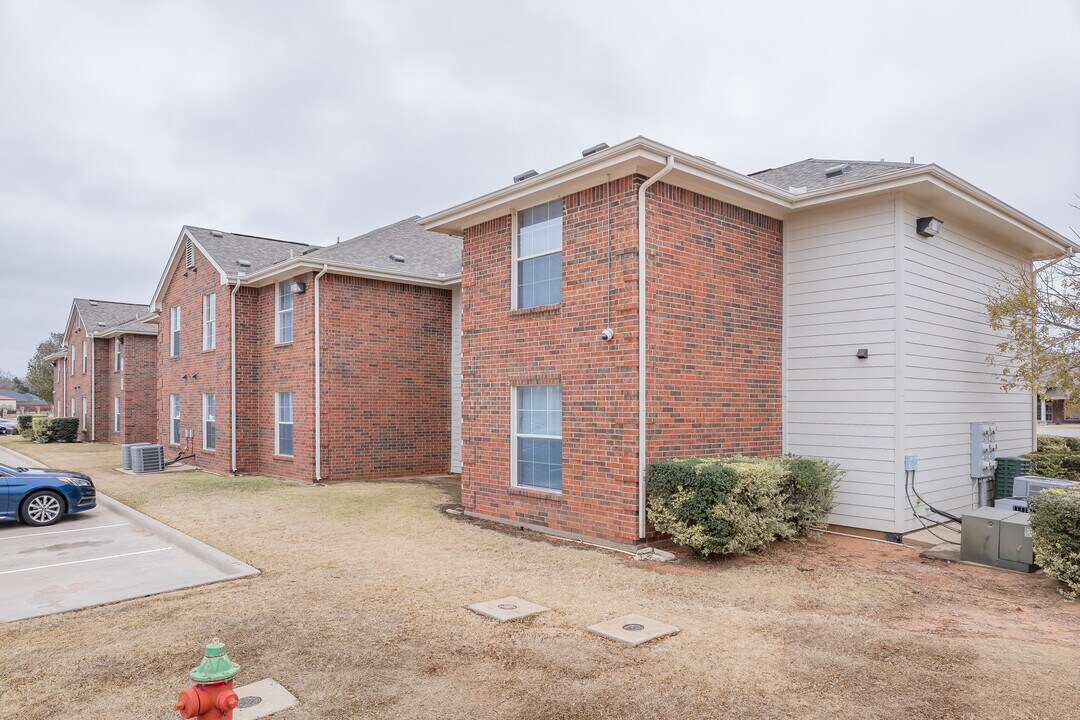Cougar Crossing Apartments in El Reno, OK - Building Photo