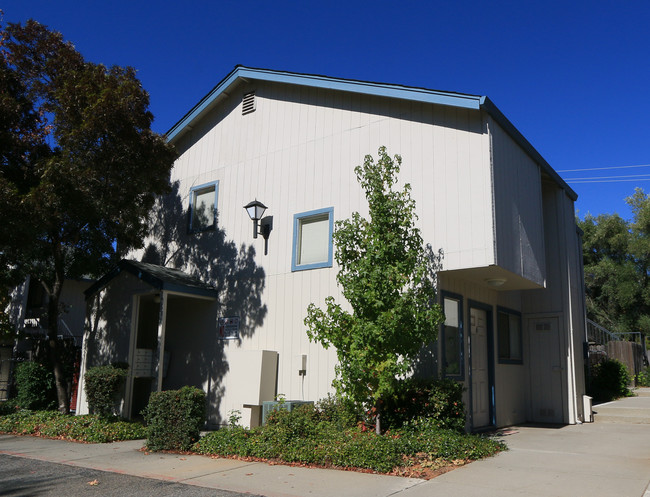 Olive Courts in Auburn, CA - Foto de edificio - Building Photo