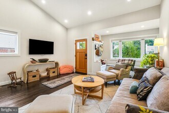 8706 Sundale Dr in Silver Spring, MD - Building Photo - Building Photo
