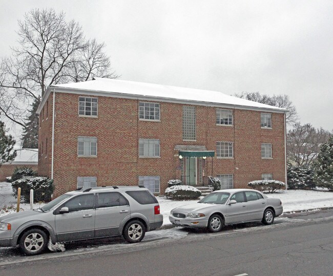 2331 Riverside Dr in Dayton, OH - Building Photo - Building Photo