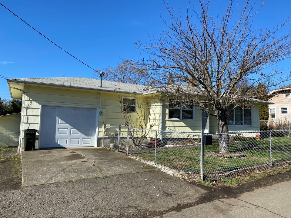 536 NE Lincoln St in Roseburg, OR - Building Photo