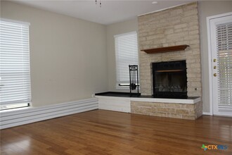 6500 Columbia Oaks Ct in Austin, TX - Foto de edificio - Building Photo