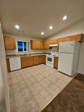 8386 Forest Grove Rd in White City, OR - Building Photo - Building Photo