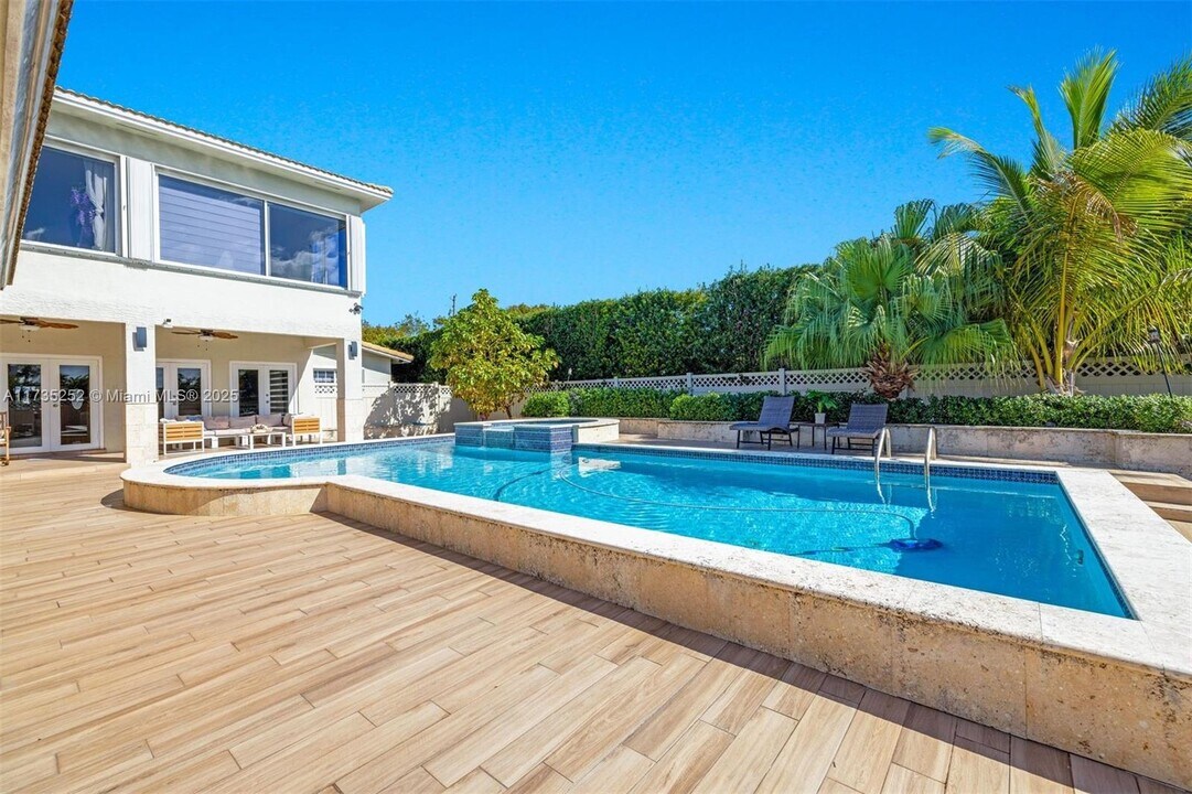 1700 Cleveland Rd in Miami Beach, FL - Building Photo