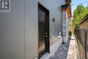 17 Lotta Ave in Ottawa, ON - Building Photo