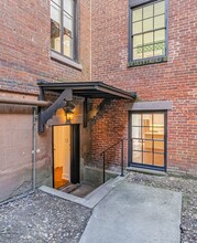 119 E Charlton St-Unit -Carriage House in Savannah, GA - Building Photo - Building Photo
