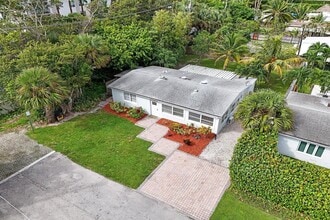 1205 S Lake Dr in Lantana, FL - Foto de edificio - Building Photo