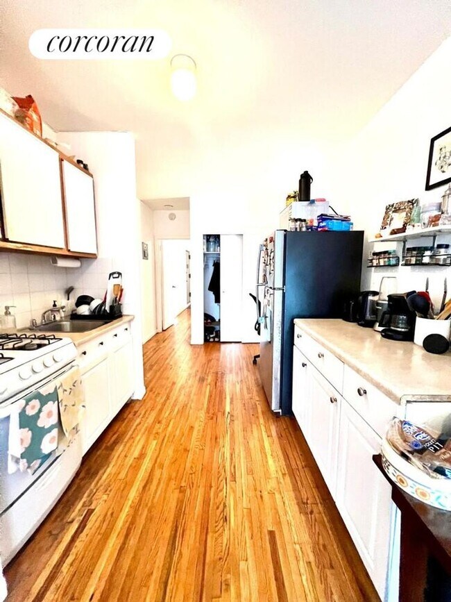 301 E 88th St in New York, NY - Foto de edificio - Building Photo