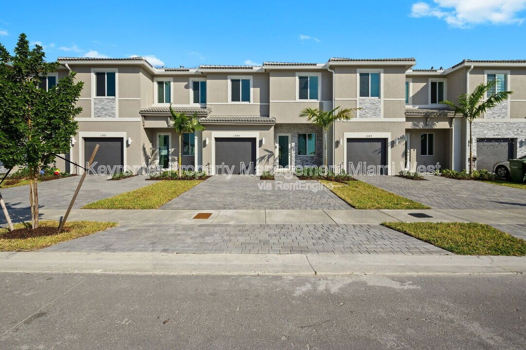 1385 SE 7th Ter in Homestead, FL - Foto de edificio