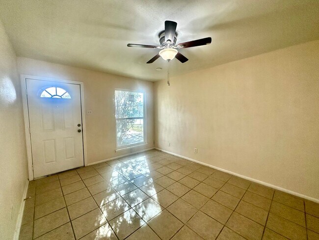 2143 Henrietta St in San Antonio, TX - Building Photo - Building Photo