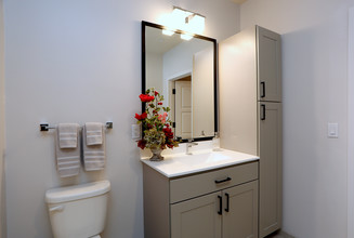 Woodmont Commons Apartments in Londonderry, NH - Foto de edificio - Interior Photo