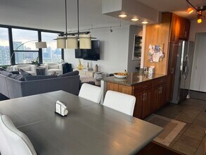 1560 N Sandburg Ter, Unit 4002 in Chicago, IL - Building Photo - Building Photo