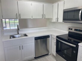 3199 Foxcroft Rd in Miramar, FL - Building Photo