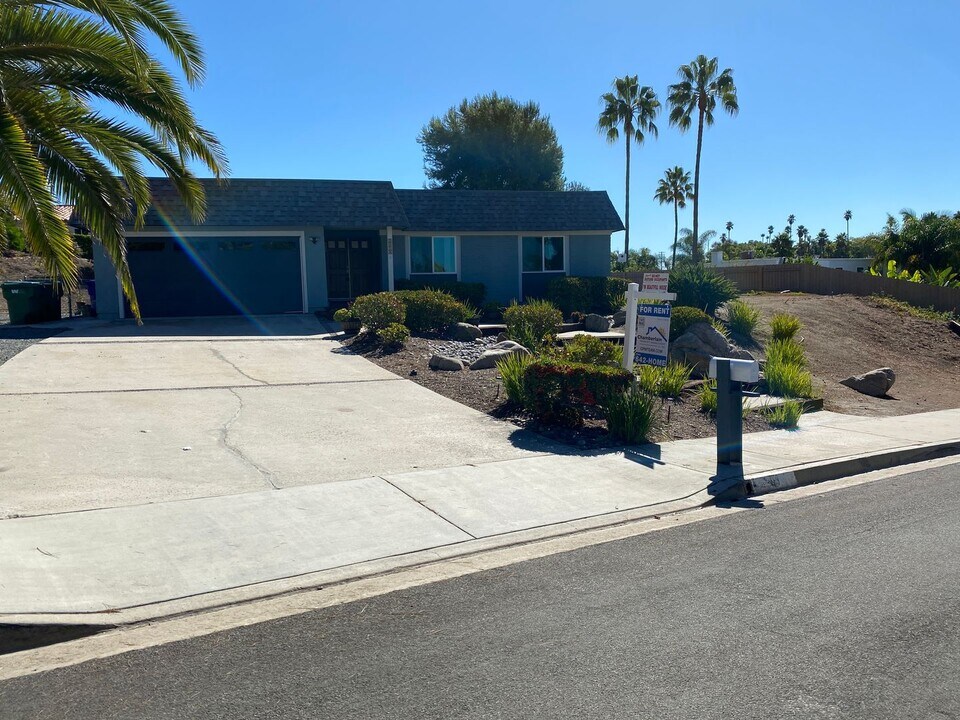 2058 Steiger Ln in Oceanside, CA - Building Photo