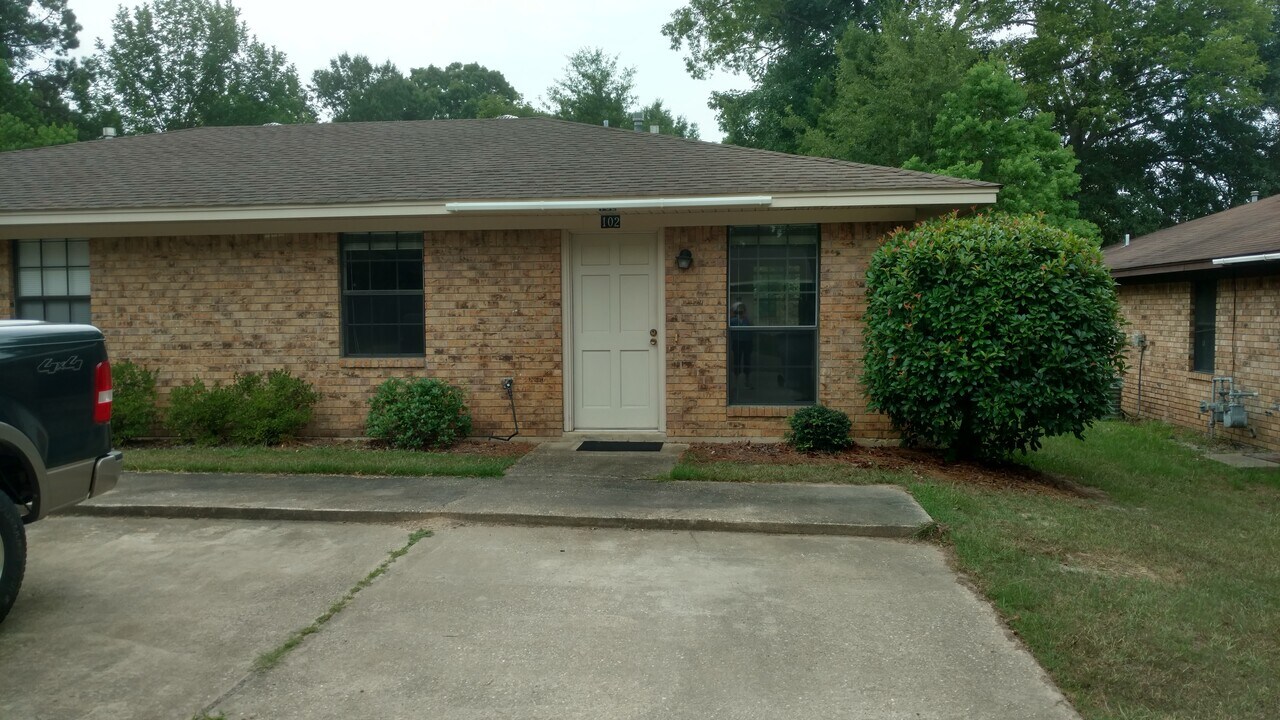 102 Debra Ln in Ruston, LA - Building Photo