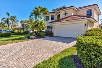 9051 Astonia Way in Ft. Myers, FL - Foto de edificio - Building Photo