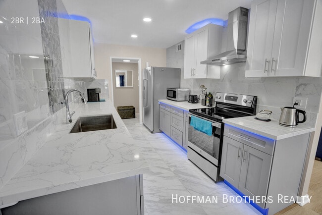 121 Croft Ave, Unit 308 in Los Angeles, CA - Foto de edificio - Building Photo