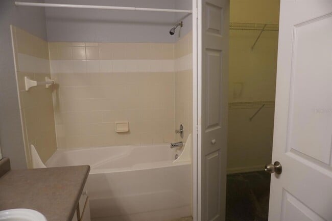 6005 Westgate Dr, Unit 2212 in Orlando, FL - Building Photo - Building Photo